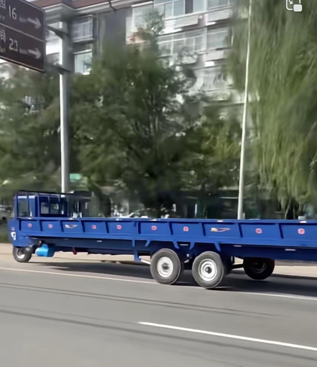 六米八的拖挂三轮车，不知道开这个车需要什么驾照？
虽然这是农用车，但是这么长的长