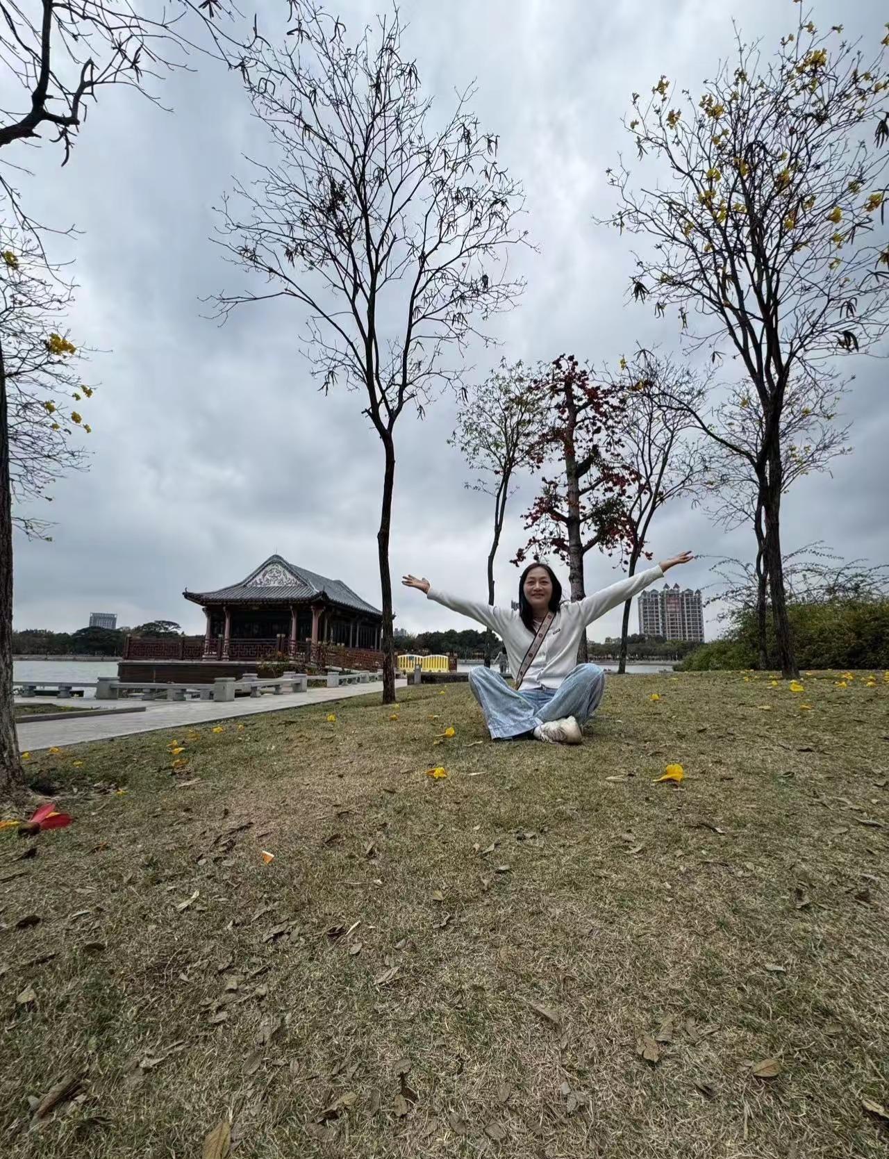 微醺的春，微醺的字，连风都带着暖意。不必追赶时光的马蹄，我们只需在这温度里，慢慢