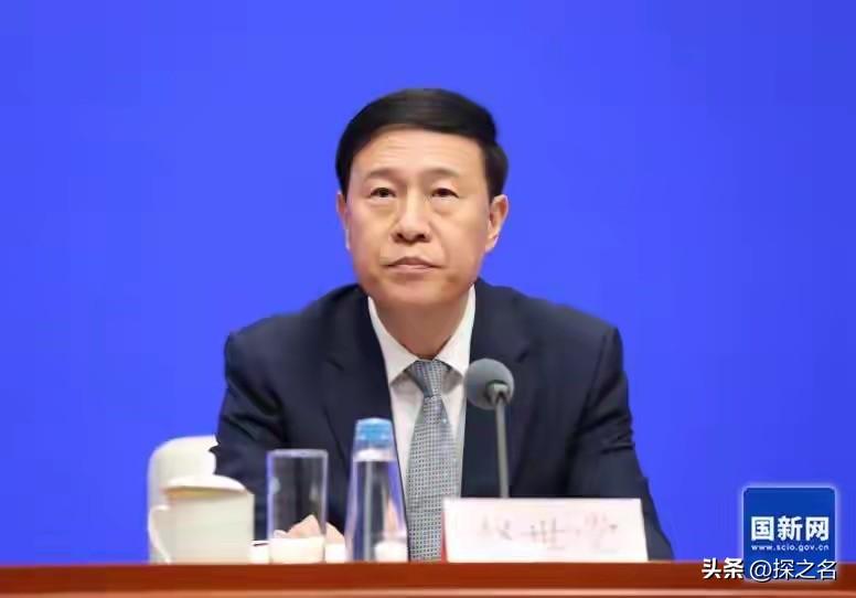 你有没有过这种经历：

楼道灯坏了三个月，物业说“找业委会”，业委会说“找居委会