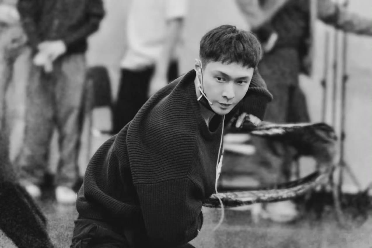 关晓彤给张艺兴音乐话剧打call 张艺兴在音乐话剧里的投入令人钦佩，他用全身心的