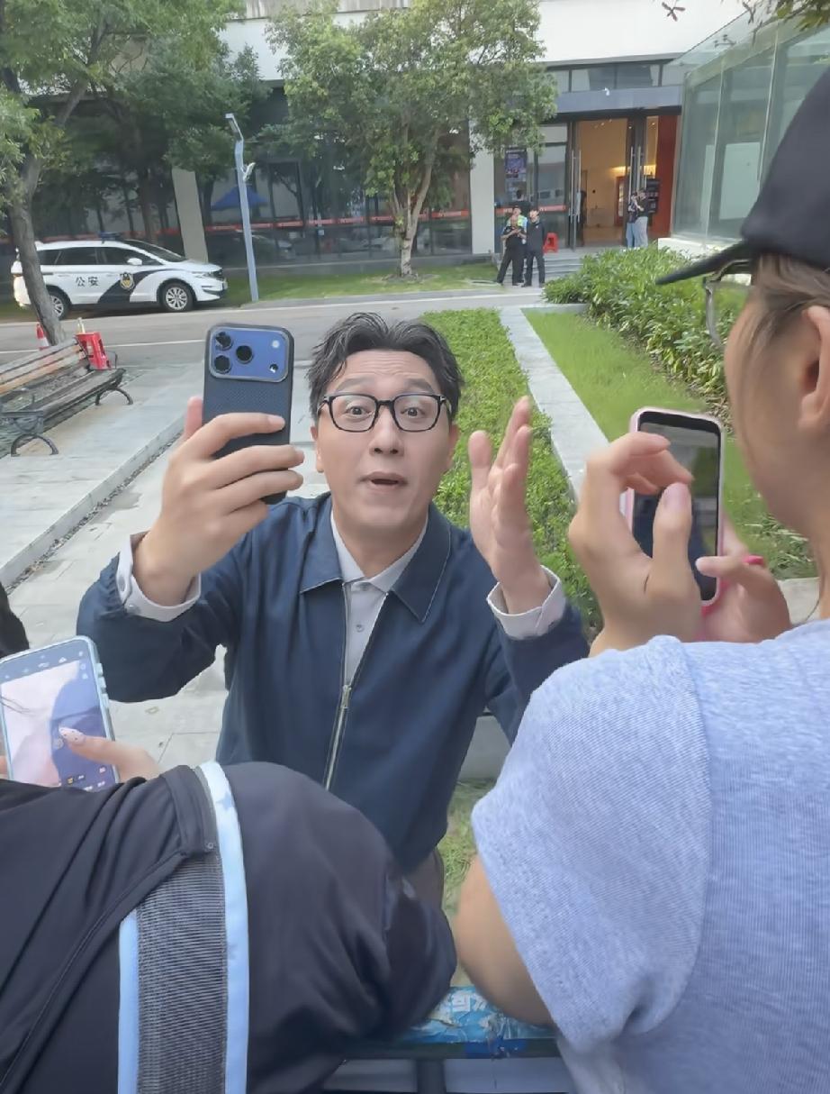 5月26日，华少录制《国乐无双》，路人镜头下怎么老成这样了？竟然有了白头发，而且