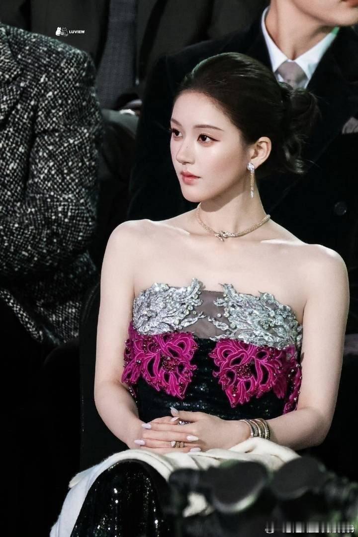 沉浸式欣赏赵露思的顶级骨相，这个侧脸真的太绝了 想在姐姐鼻梁上滑滑梯