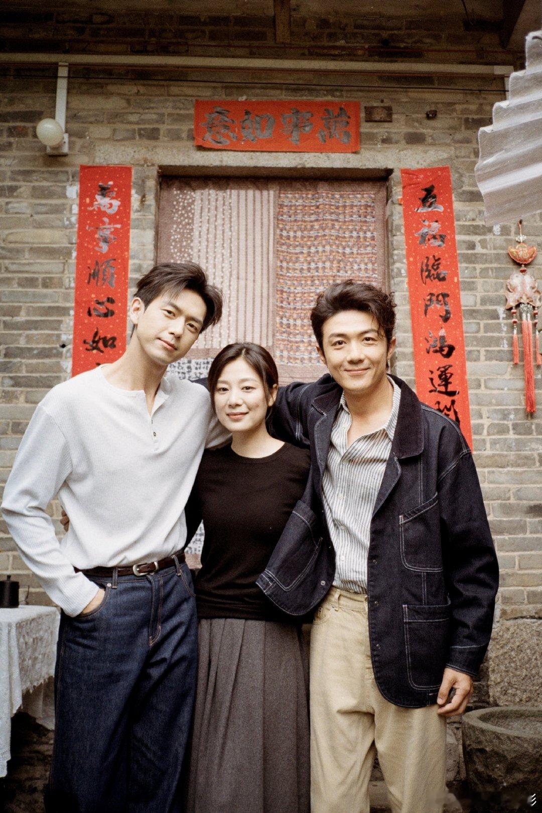 李现王真儿李泽锋合照李现晒与王真儿李泽锋合照李现新剧杀青发文，晒了与王真儿李泽锋