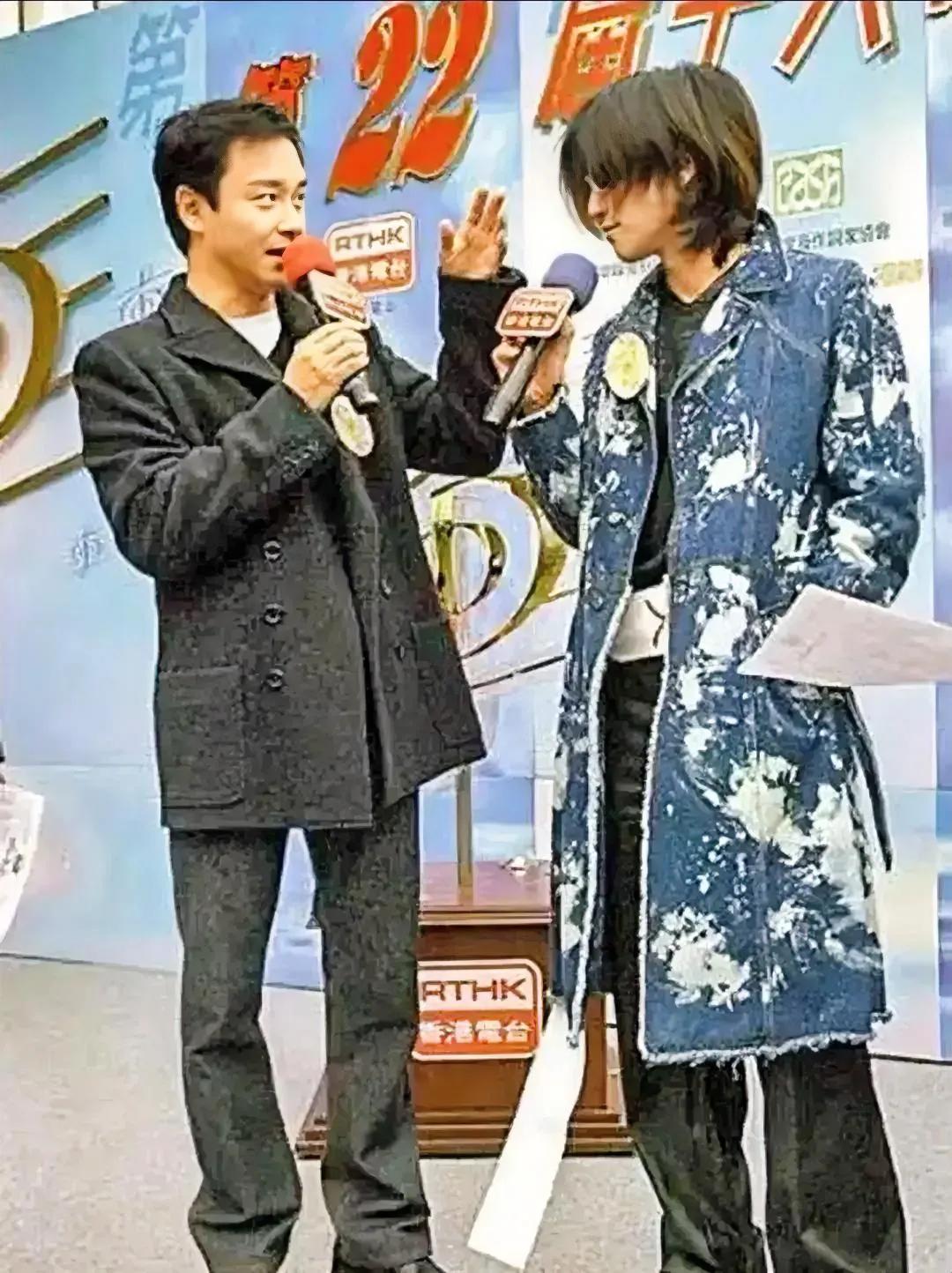 那一年，张国荣和谢霆锋一起做节目。哥哥伸手准备帮霆锋捋一捋鸡窝一样的头发，谢霆锋