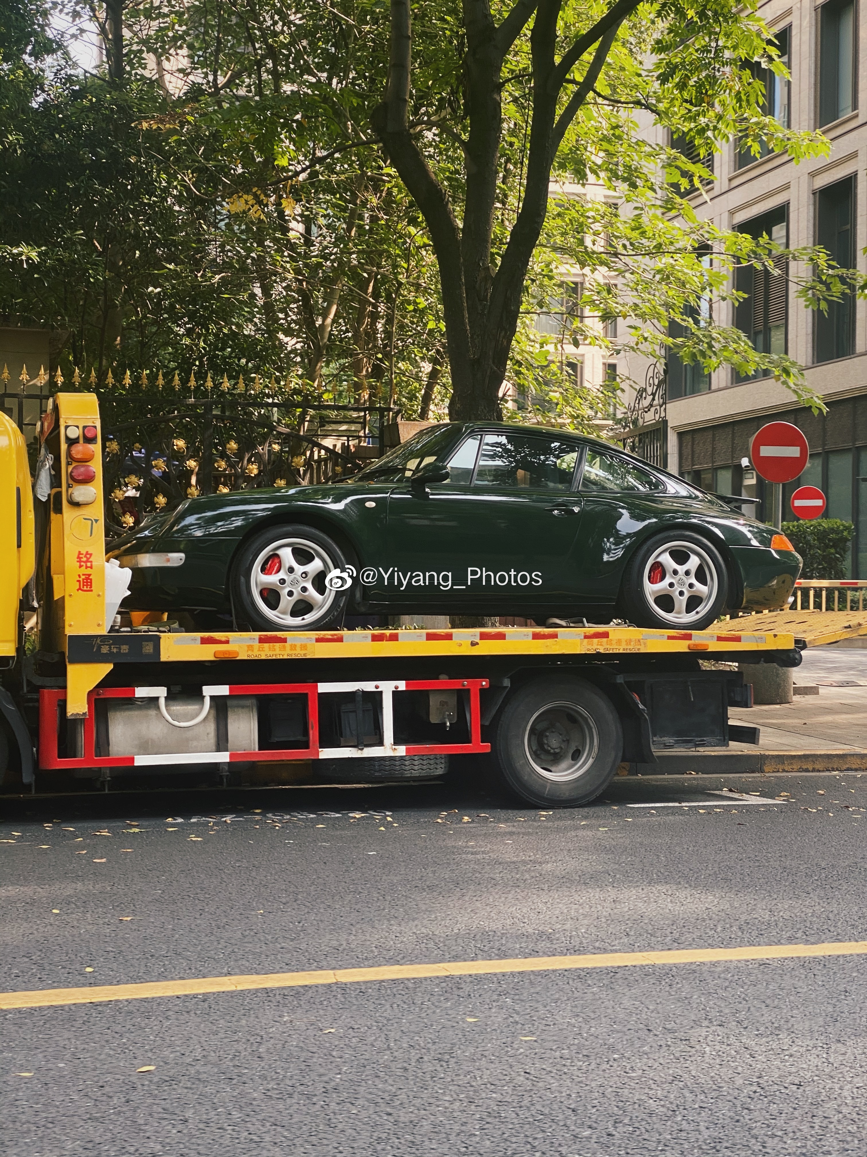 又到了最近遇到的一些车系列时间, 今天一早偶遇路边板车上的993, 墨绿色还挺符
