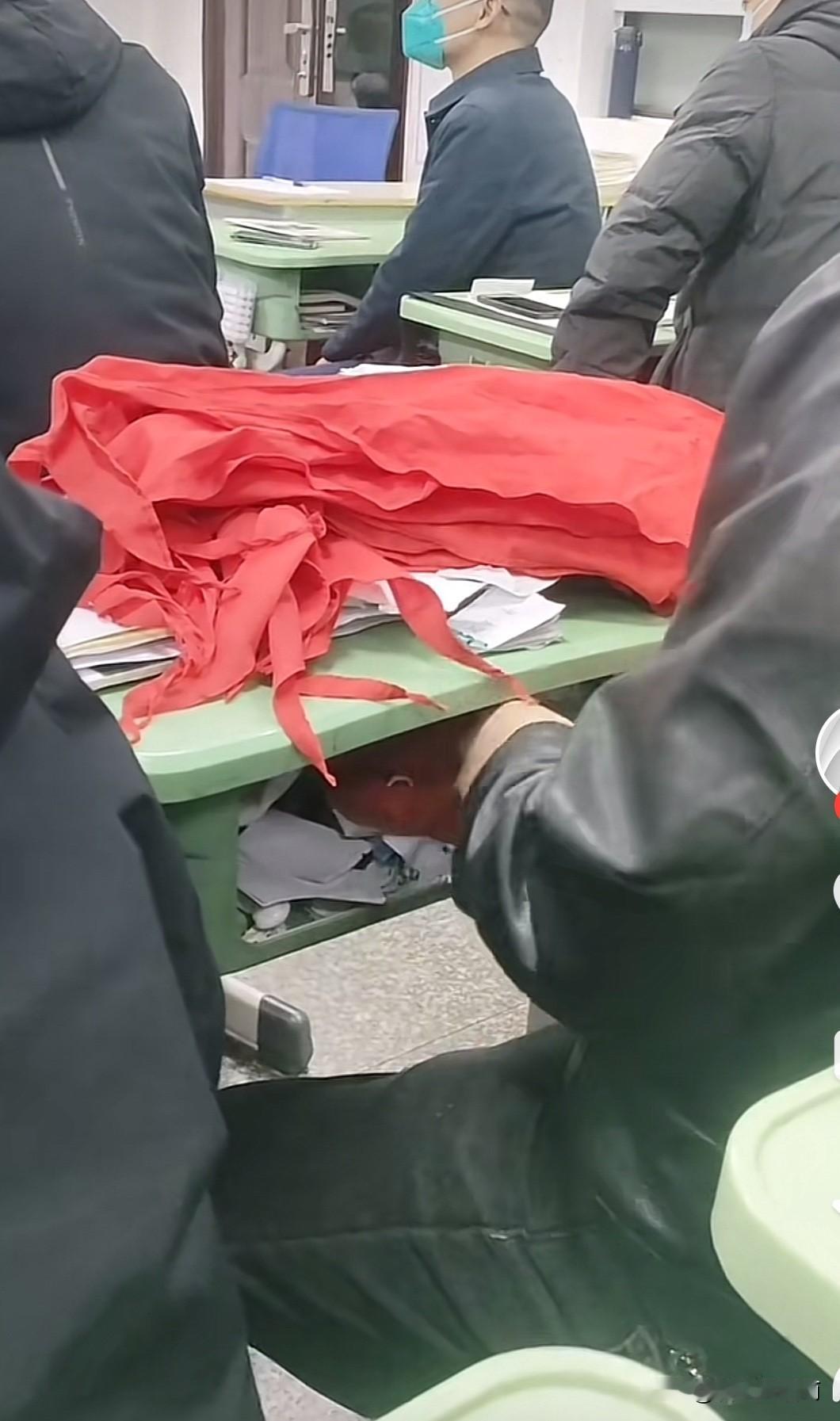 我去开家长会，发现坐我娃前面的这位同学是个人才啊。
我儿子上学期丢了三条红领巾了