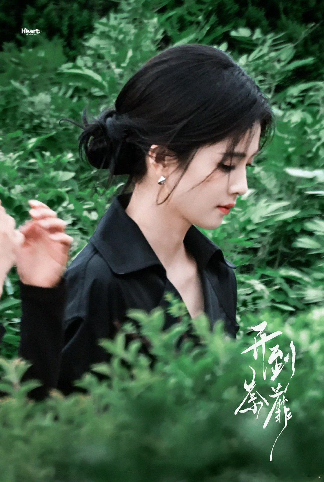 白鹿 完全妈妈很难不爱这套造型，风衣御姐氛围感拉满，没有多余装饰，简简单单就足够