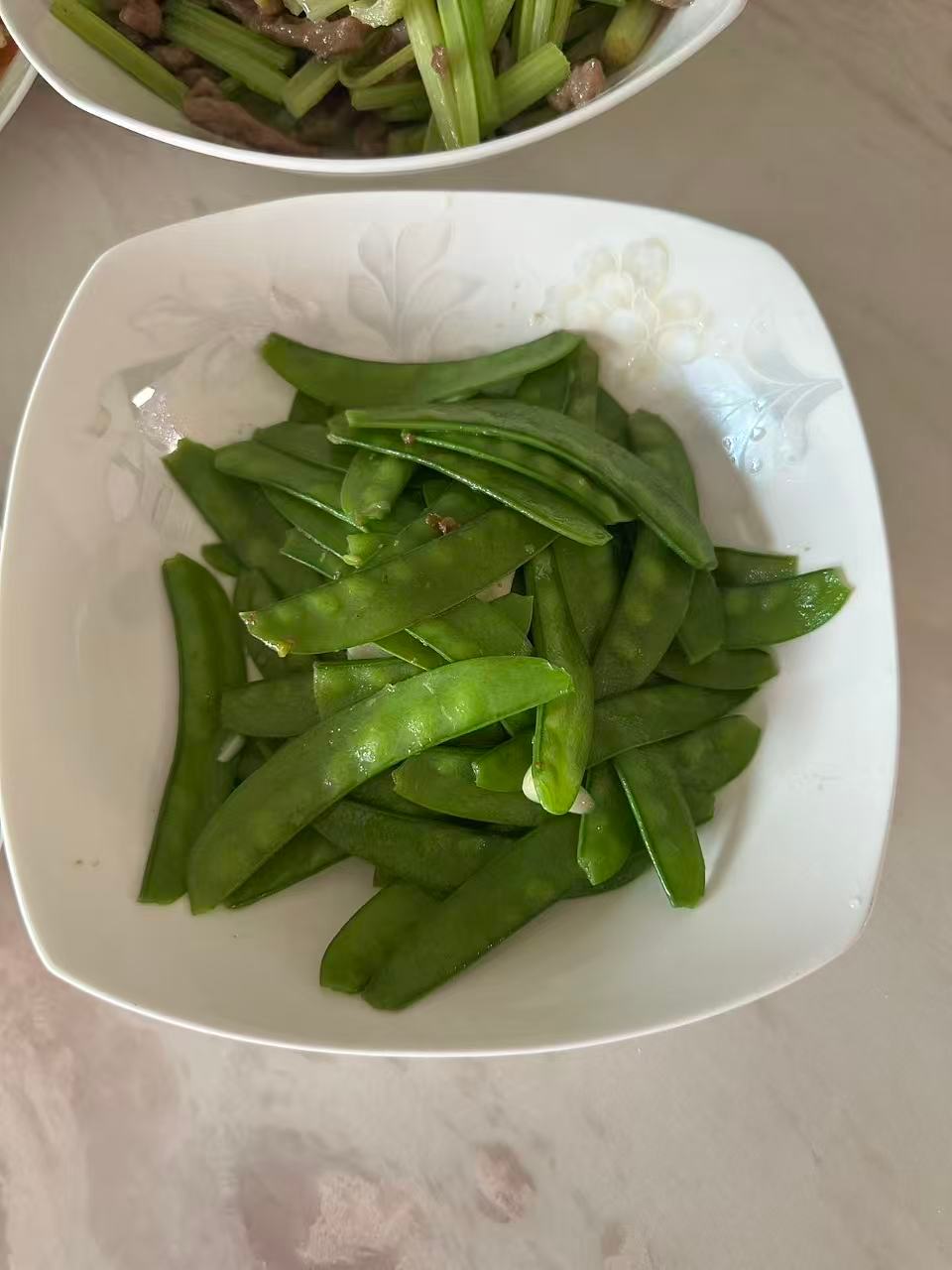 以迅雷不及掩耳盗铃之势，终于抢拍到晚餐被破坏前的完整照片：芹菜牛肉丝、凉拌芹菜叶