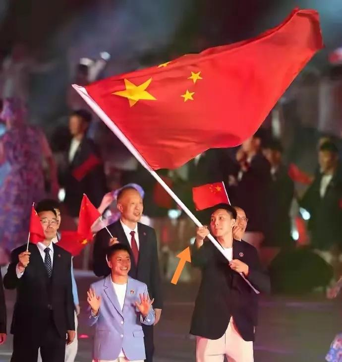 亚运会开幕式胡明轩满脸笑容挥舞五星红旗和大家一起走进主会场。
