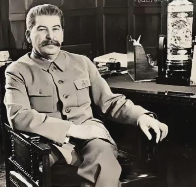 1961年，斯大林坟墓被挖开，军官们将其从水晶棺中抬了出来，迅速剥去他军服上的金