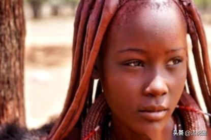 非洲有个红泥族部落，男人平均活不过15岁，他前脚刚咽气，后脚亲弟弟就得住进他家，