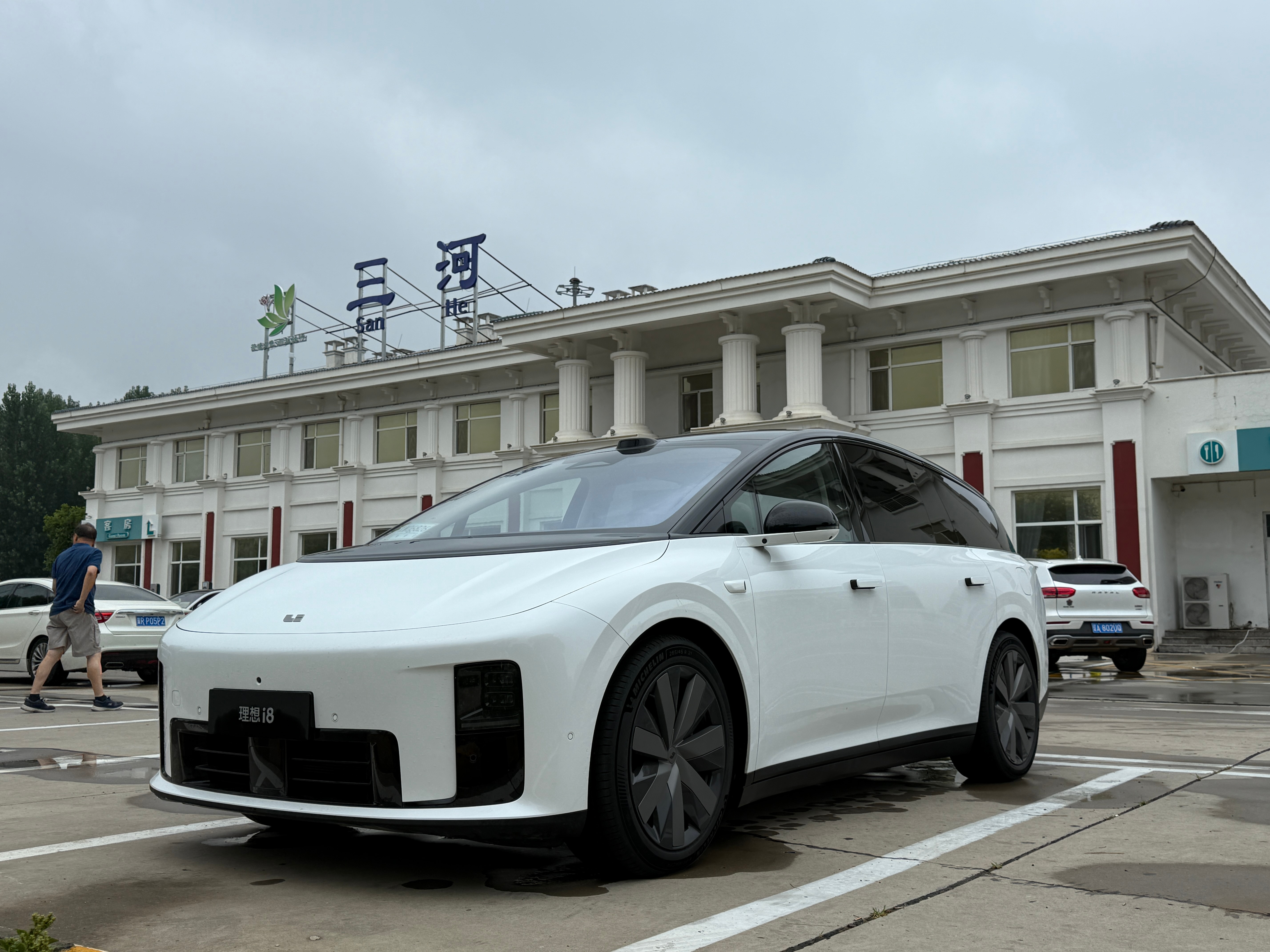 干活儿，今儿拍理想i8，我最爱的白色！[馋嘴] ​​​