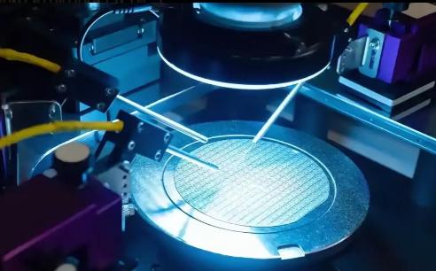 日本光刻胶的原料是在中国，光刻胶根本不可能卡中国脖子，我们自己也有，只是比不上日