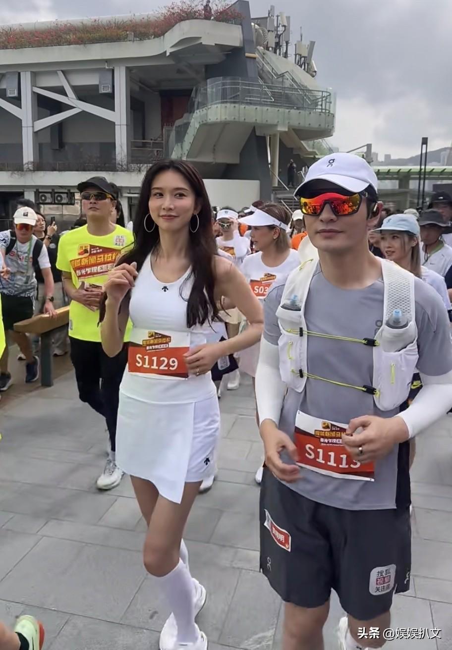 林志玲和黄晓明香港马拉松跑步，生图状态下太年轻，谁能想到这是已五十岁的女人，黄晓