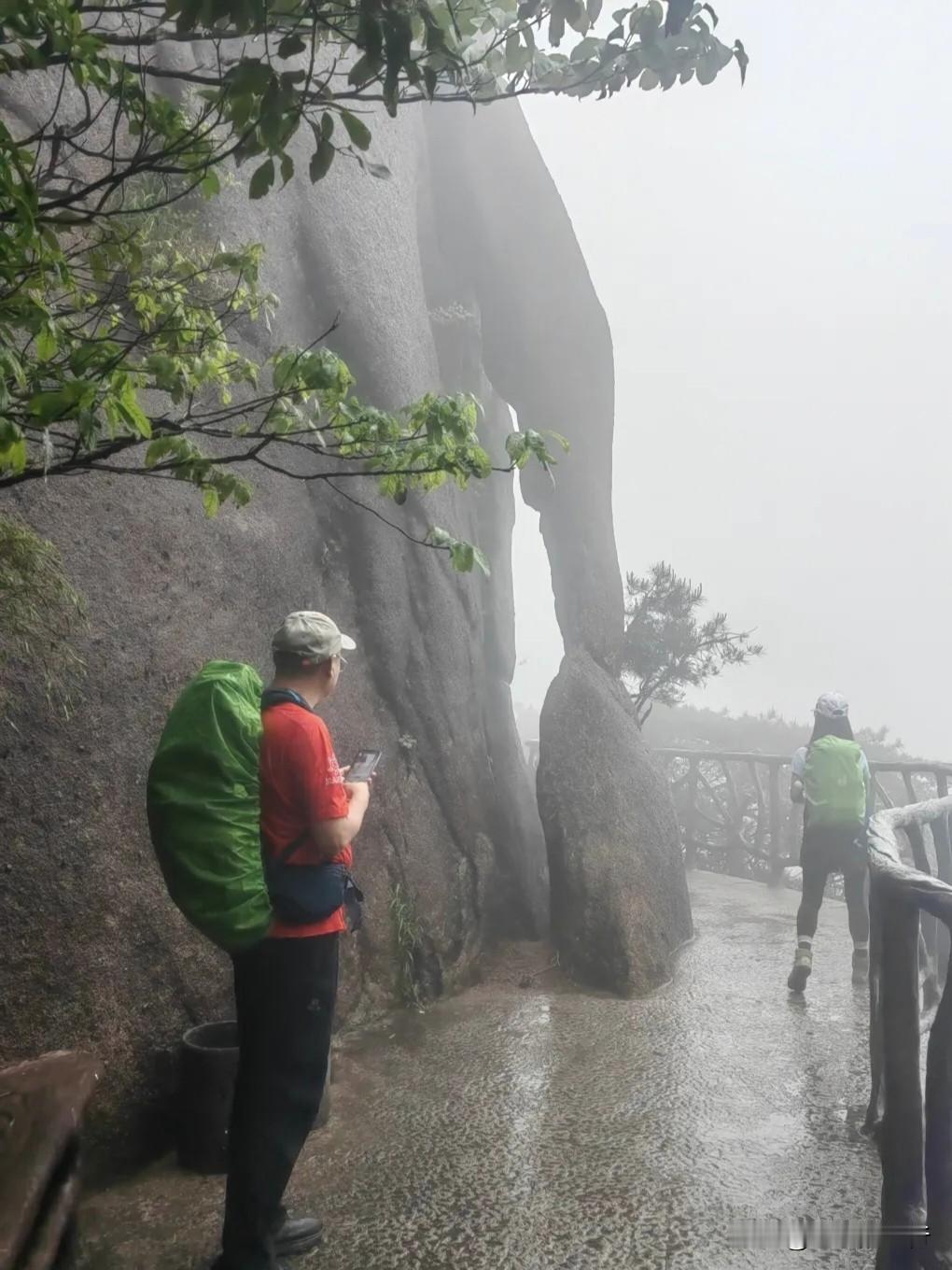 2025这一年，
我最最难忘的徒步登山之旅，
就是潍坊出发长途跋涉千里，
雨中攀