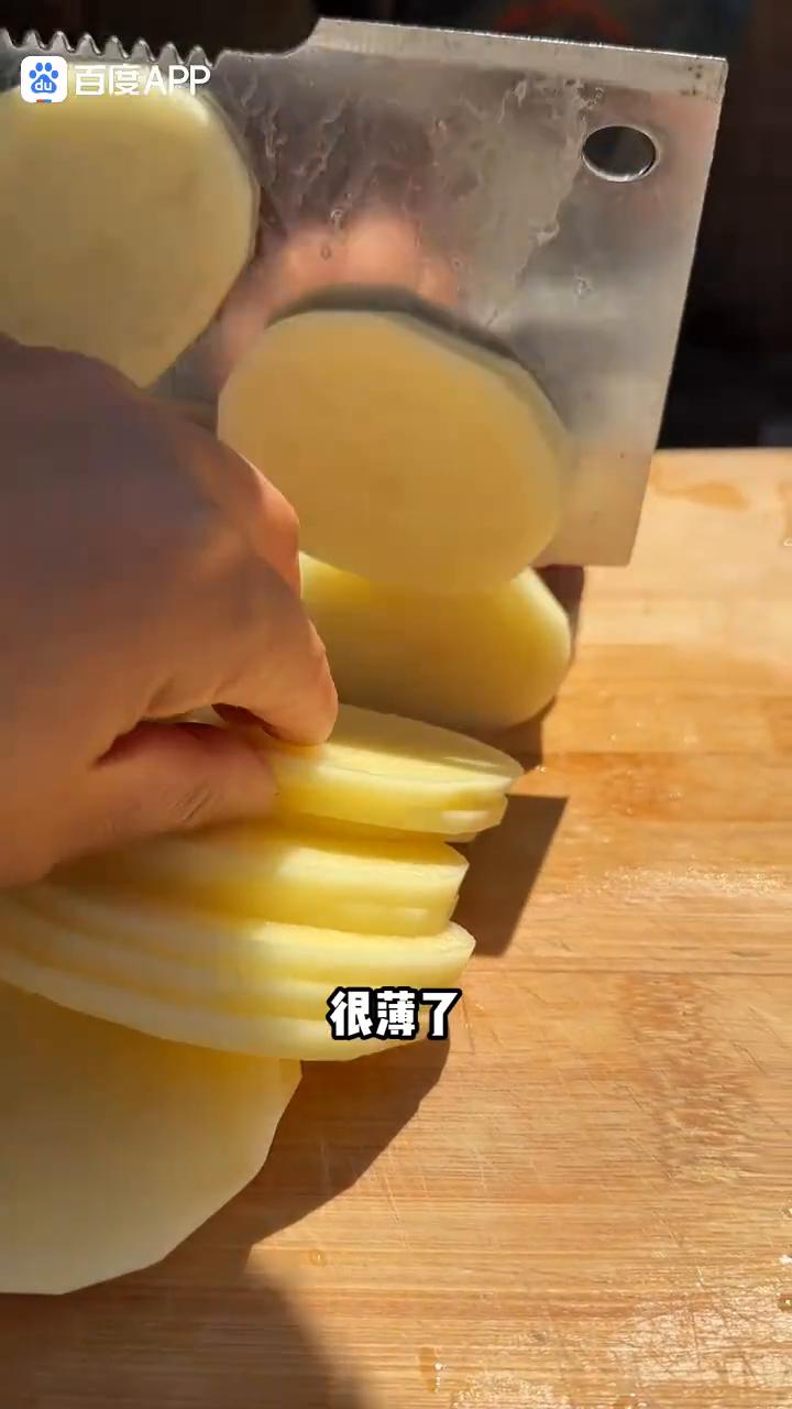 气泡土豆片。
家人们，以后土豆子吃够了像我这样做点气泡土豆，个个鼓包，可好吃了。