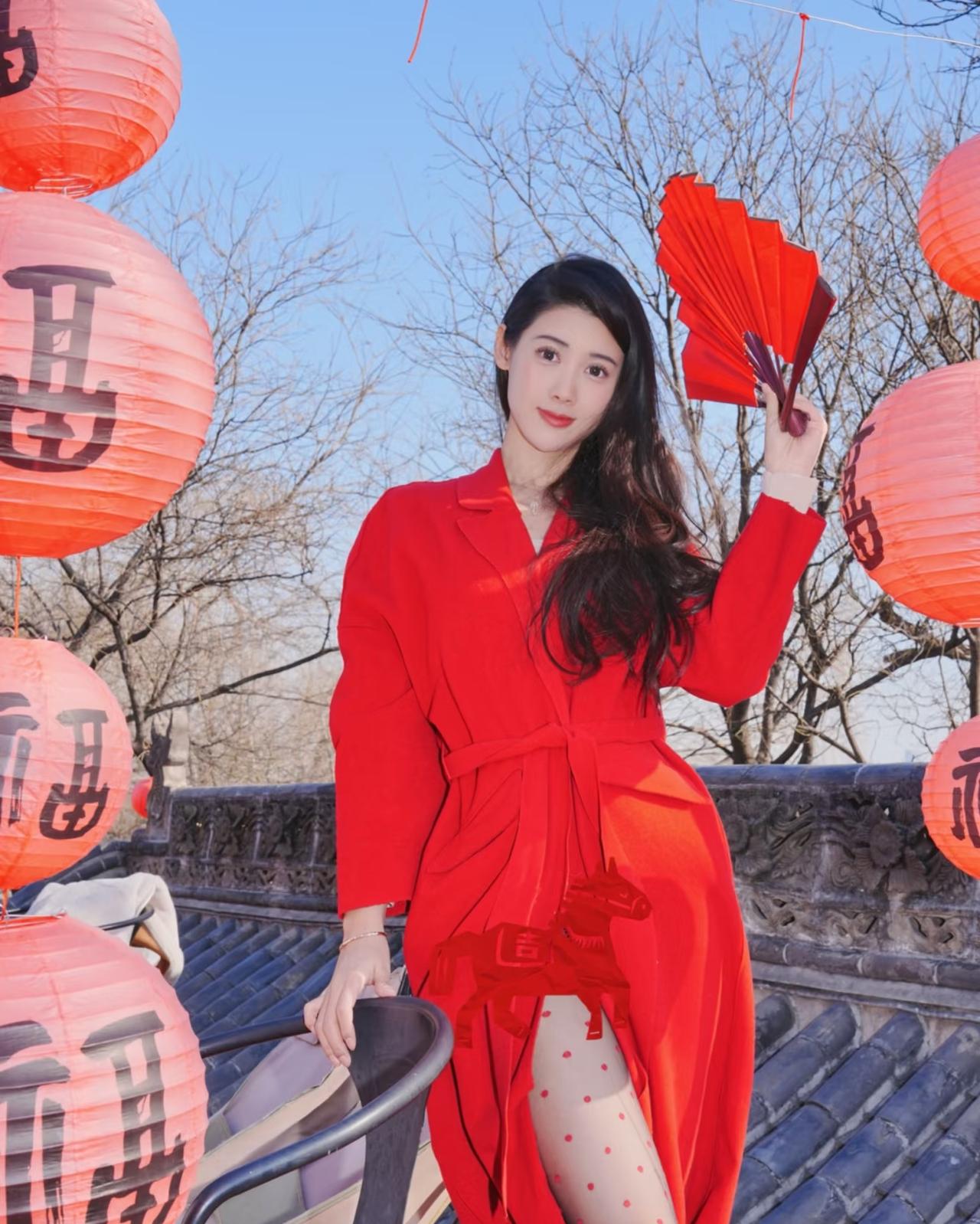 北京的年味儿，藏在红墙黄瓦与大红灯笼的碰撞里。🏮
漫步街头，满眼皆是喜庆的中国