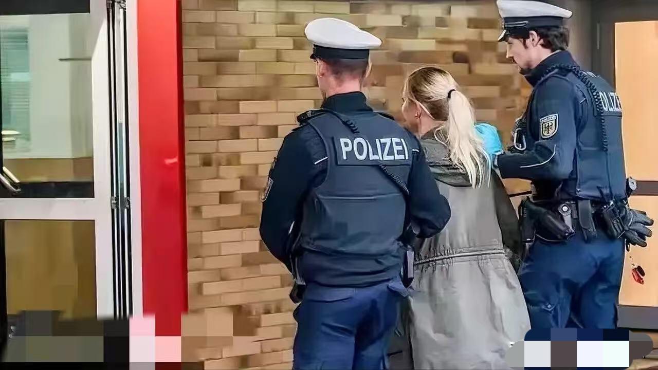 德国慕尼黑中央火车站，中国籍男子徐先生下楼梯时，两名匈牙利籍女子将装有啤酒的饮料