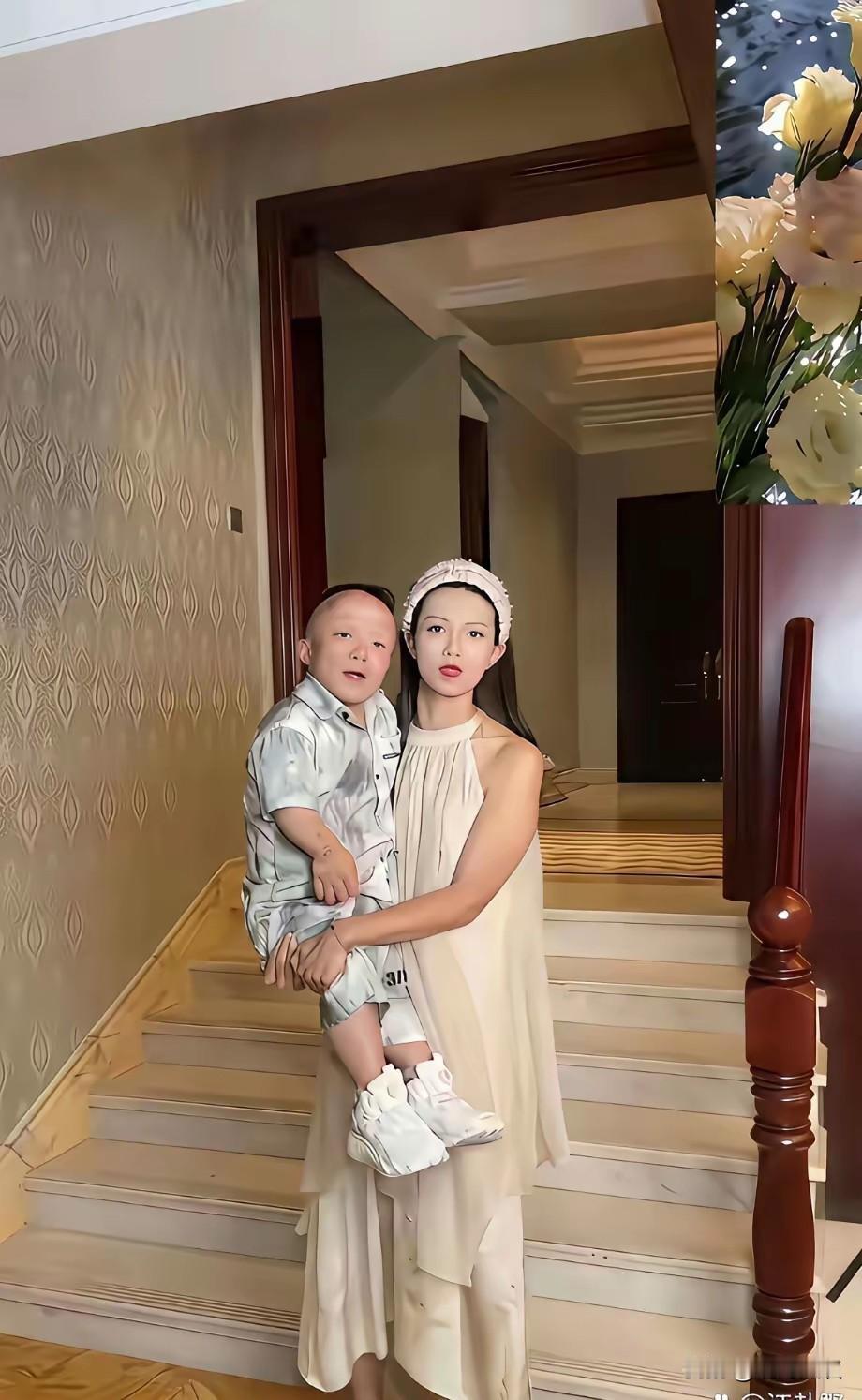 开眼界了！这一家三口差点让我给搞错了。

第一眼毫不怀疑的认为是妈妈抱着孩子，第