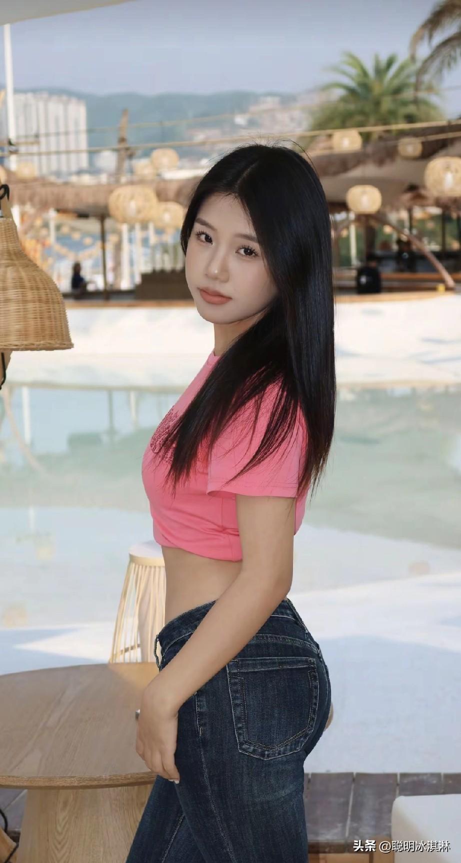 度假风少女，粉色上衣搭配牛仔裤，海边度假的完美穿搭！