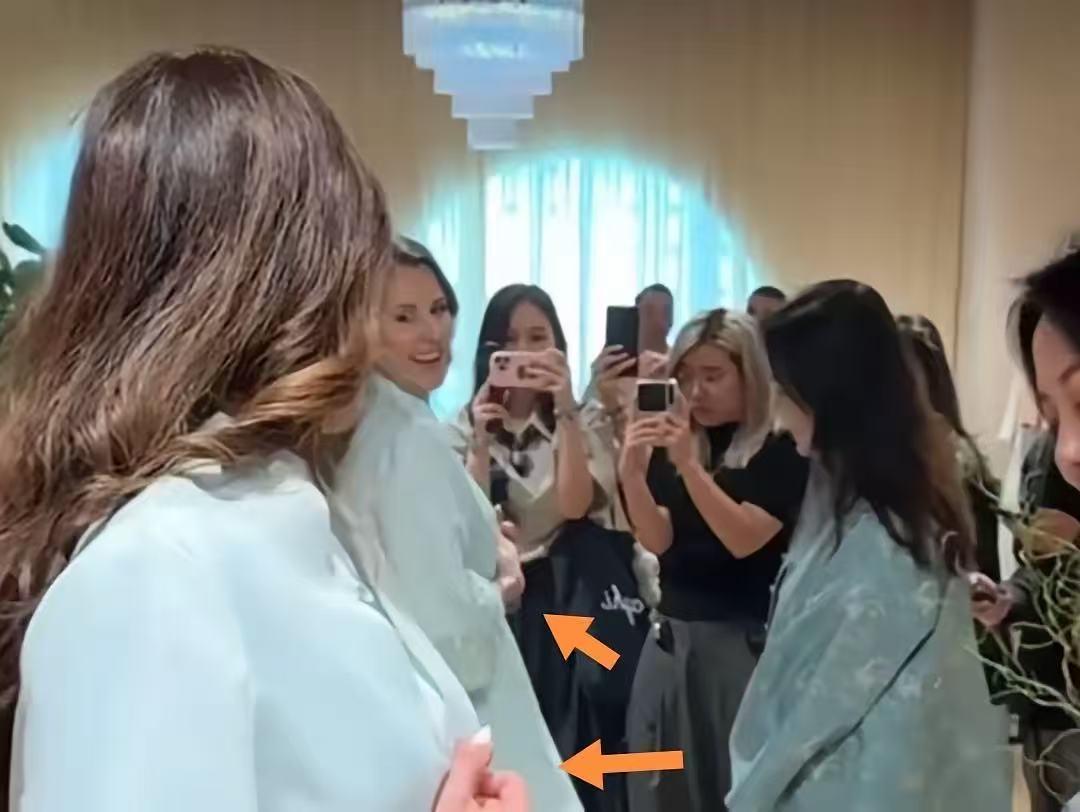 武契奇夫人塔玛拉万万没想到，就在她试穿旗袍之后，网友们纷纷喊话，让她所逛的商家直