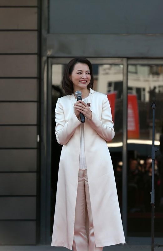 龙洋和董卿你更喜欢哪个两位都是优秀主持人，风格迥异。董卿知性优雅，底蕴深厚，如《