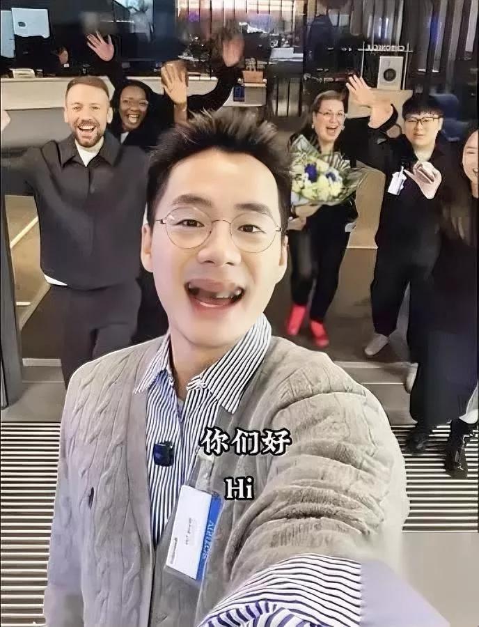 东方甄选这波乱局

藏着个聪明人

好多人之前还替他可惜来着。

就是那个最早离