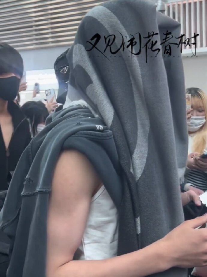 陈奕恒韩国出发回国陈奕恒头顶衣服潮男味 陈奕恒韩国出发回国，陈奕恒头顶衣服潮男味