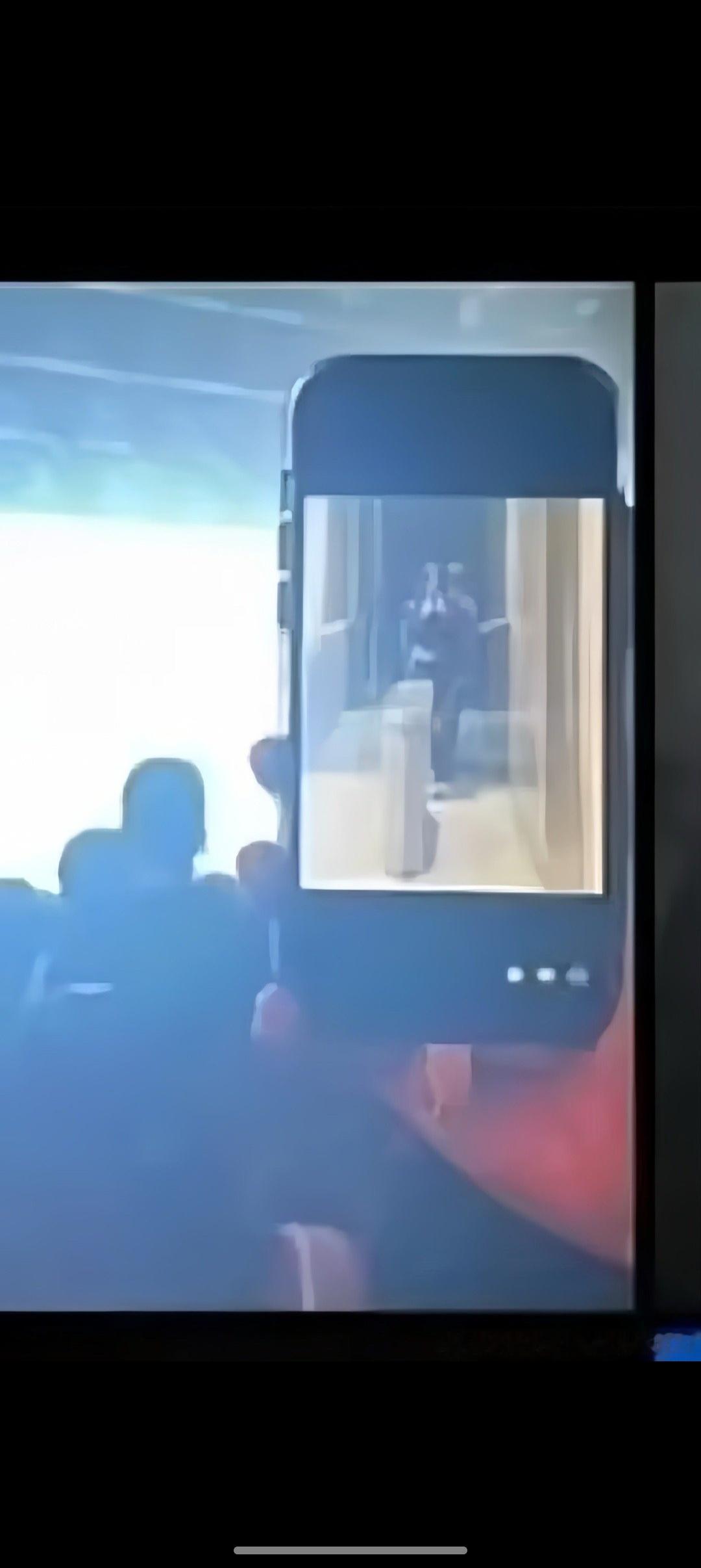 张峻豪疑似没分手抱着女生的这个是谁啊[doge][doge] ​​​