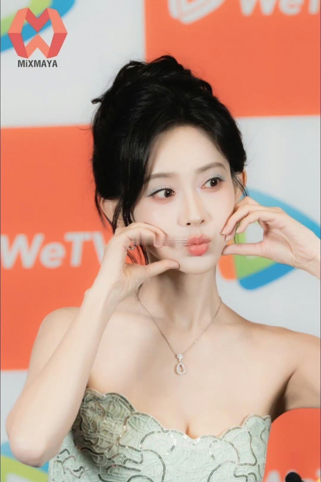 孟子义泰媒生图孟姐海外行程颜值持续在线！泰媒随手拍摄的生图火爆网络，五官精致舒展