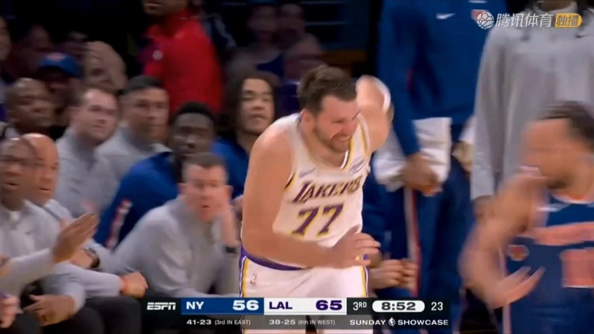 东契奇被撞到裆部，缓了一会。缠着绷带的手投进压哨三分后，他顺势坐在地板上。
第二