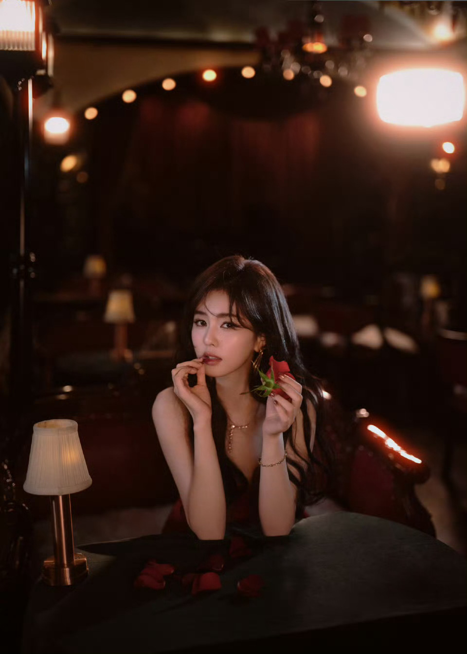 白鹿灼灼红裙微博之夜 一袭红钻鱼尾裙在暗调光影中熠熠生辉，搭配复古卷发与脸颊痣，