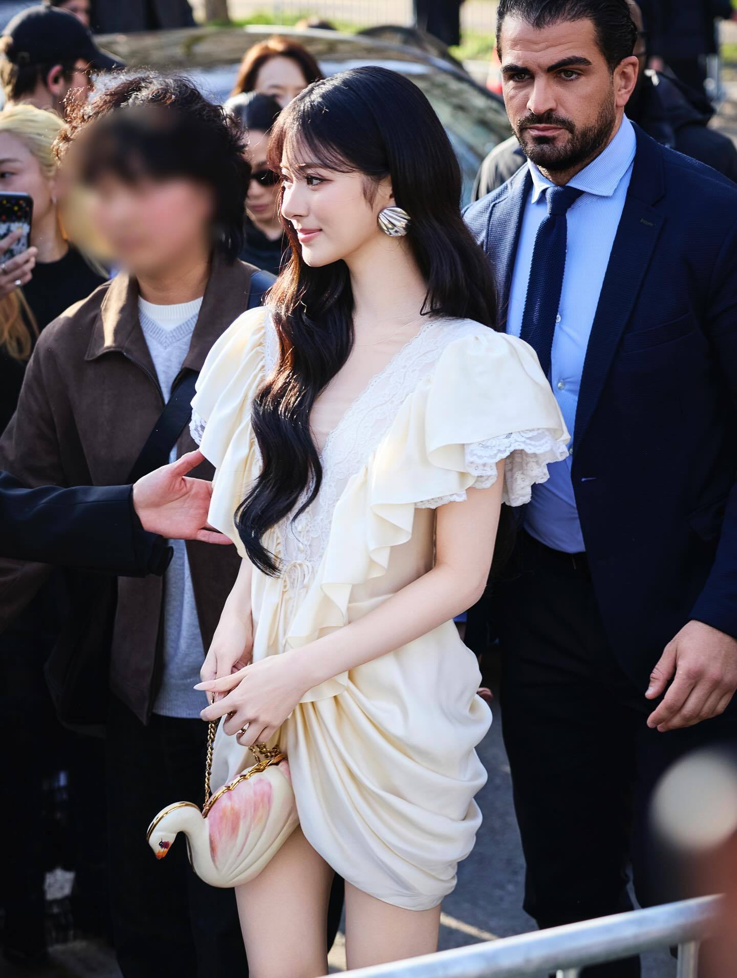 这件衣服就像写了Anna的名字 天鹅塑美成这样 Chloe太会选代言人了🦢✨ 