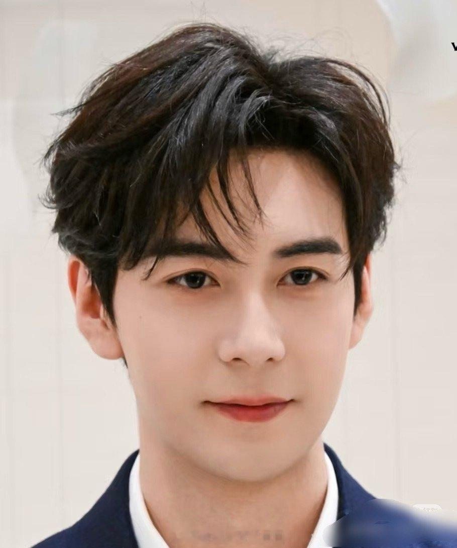 我去。。陈星旭长的像angelababy的爸爸。。 