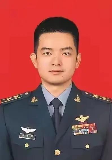 陈思麒，1990年出生于湖南岳阳，2008年考上解放军空军航空大学，5年后加入作