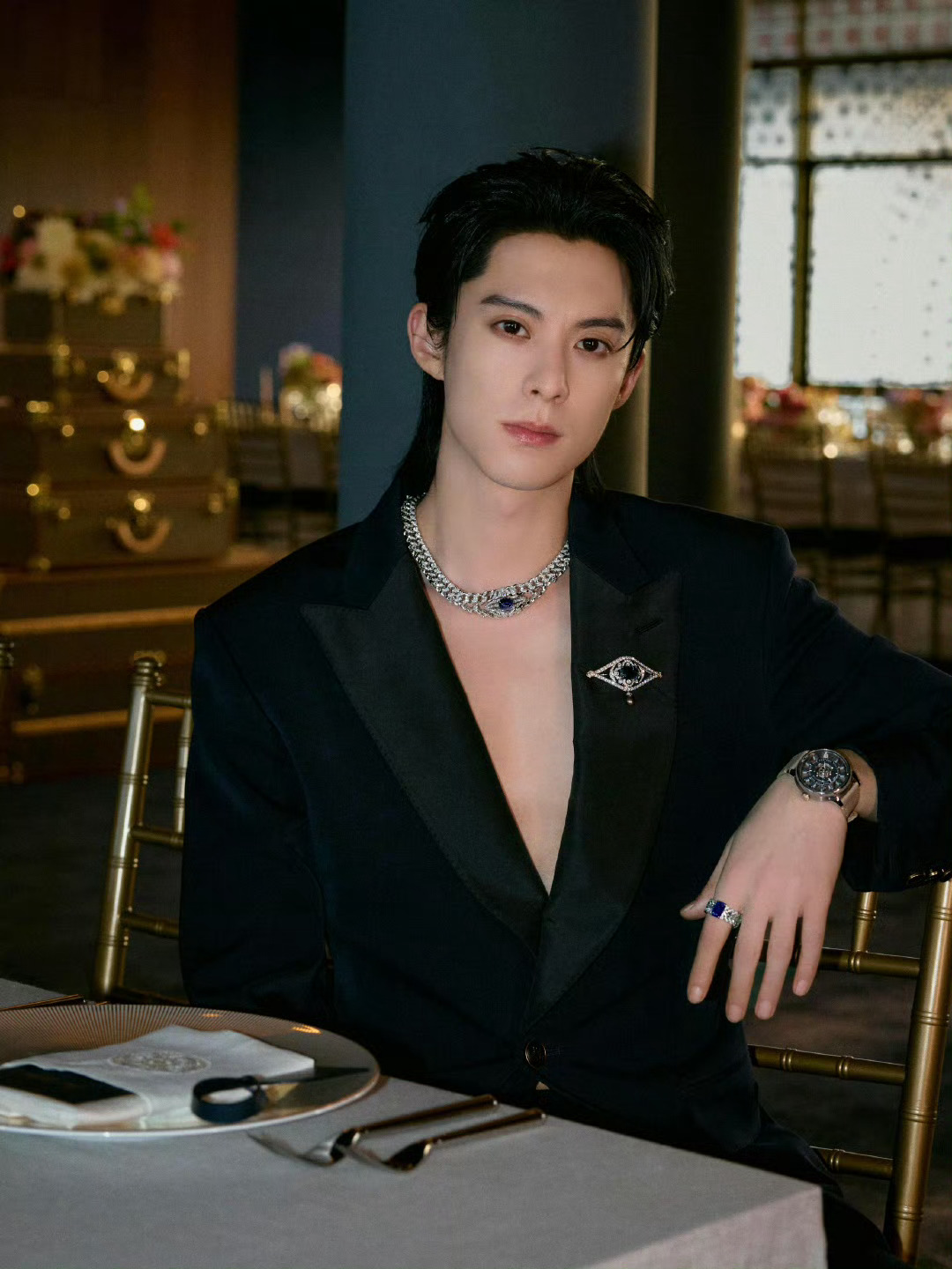 王鹤棣升级为Louis Vuitton 路易威登品牌代言人潮男，颜值身高在线，几