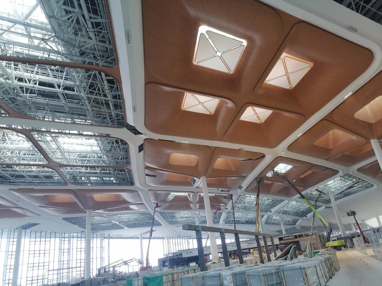 大家好，我是水电工星仔，工地上的大吊顶是一天比一天漂亮了，这个吊顶上有走道，可以