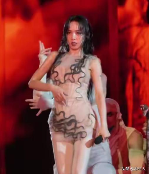 现在的明星到底是怎么了？开个演唱会至于穿这么性感吗？原先唱歌比嗓音，现在唱歌比谁