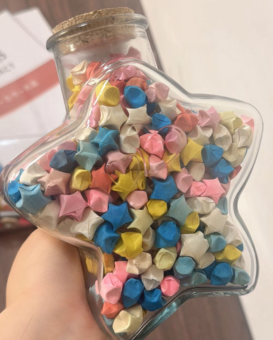 她说要折小星星送给同学，一下勾起了童年的记忆，记得我小的时候也折过这种。。 