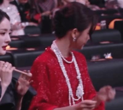 请提供您希望转化为微头条文案的**具体主题**。
例如：“35岁职场危机”、“辅