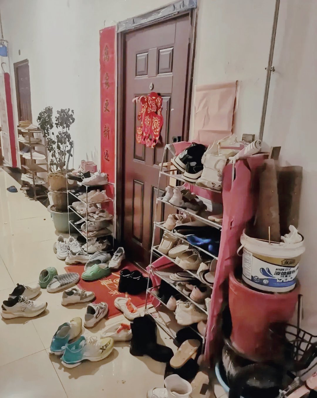 网友投稿：这种邻居有什么好办法治治他吗？不伤和气的那种 ​​​