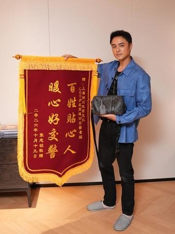 明道感谢上海交警明道团队在沪昆高速枫泾服务区遗失包包，15分钟就被找回。他特意送