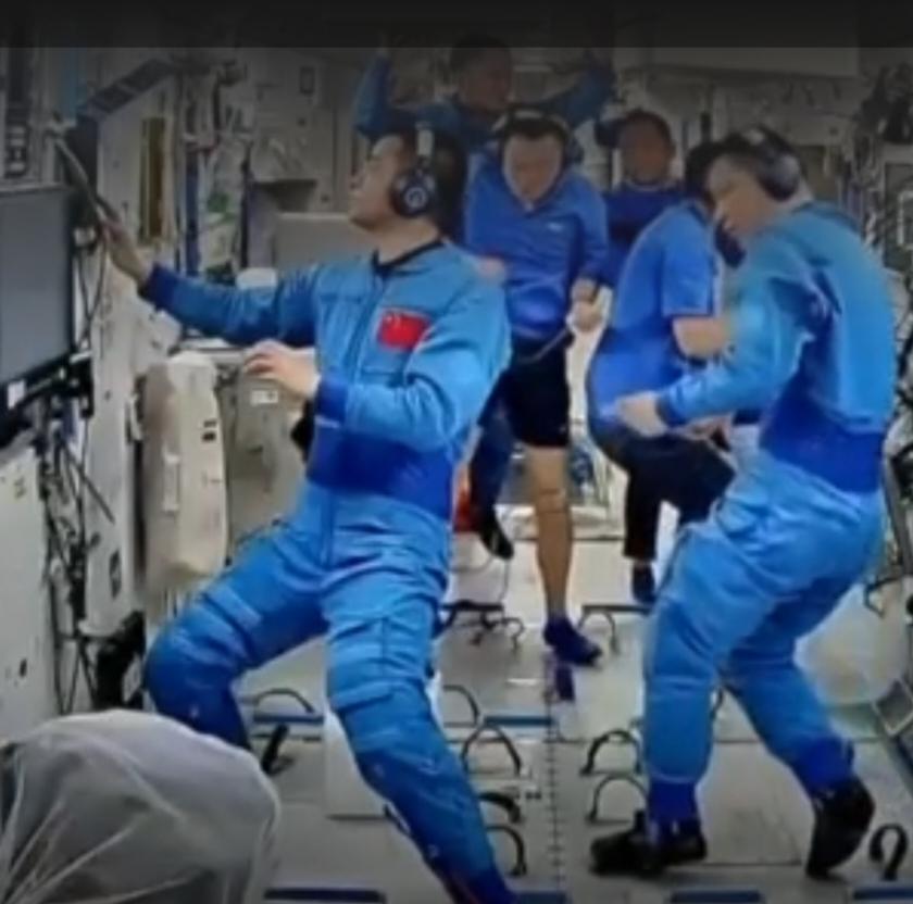 中国空间站内的画面太震撼了！航天员们身着蓝色航天服，在微重力环境下开展各类操作，