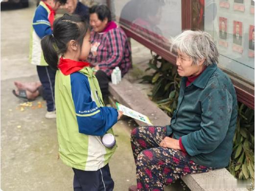 台州仙居小小环保卫士点亮美丽乡村台州仙居横溪镇中心小学学生走进新罗村，以图文卡片