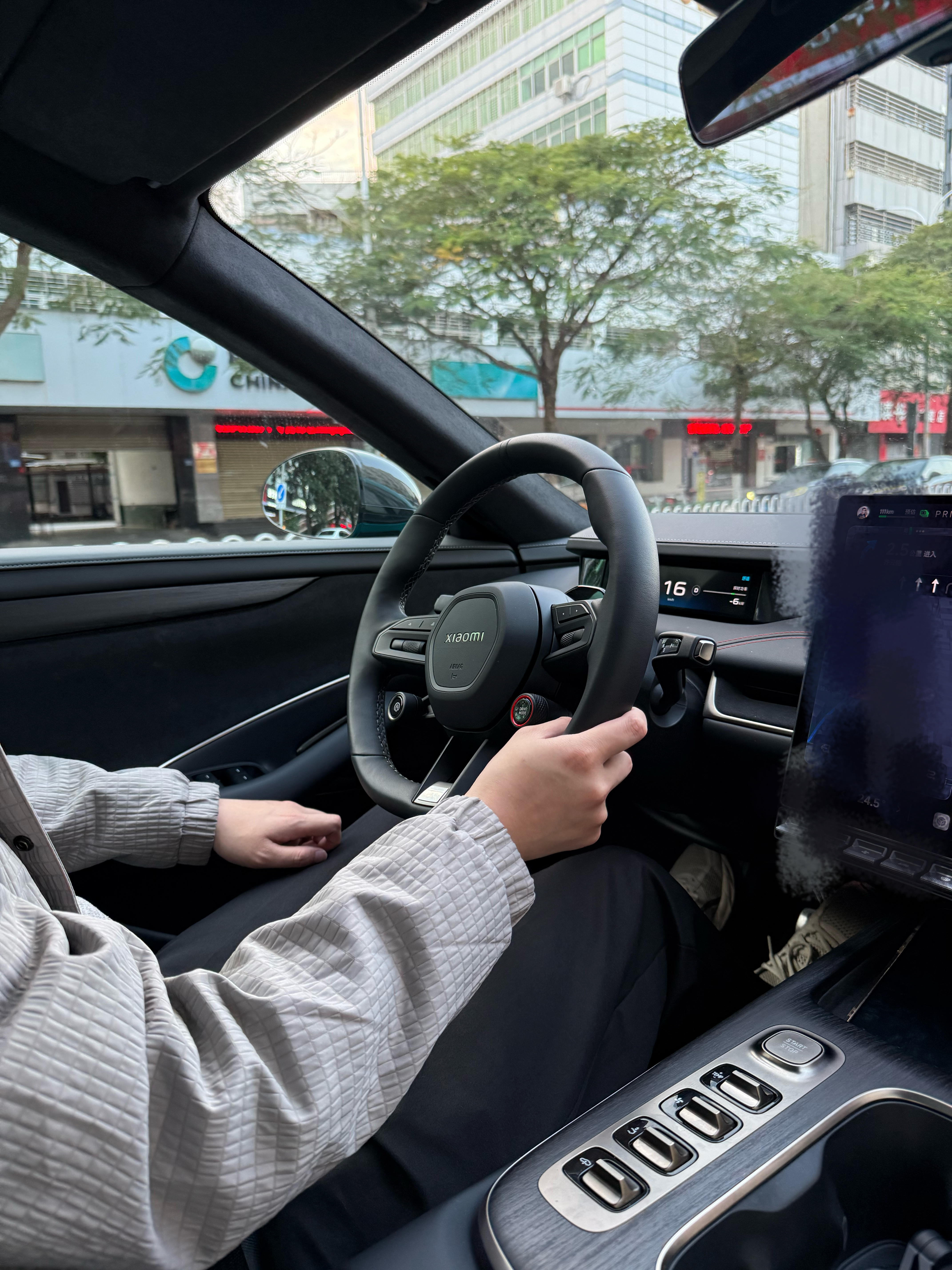 小米SU7快一年了，现在出门还是能听见别人喊：小米SU7耶……喊的人里面，还有很