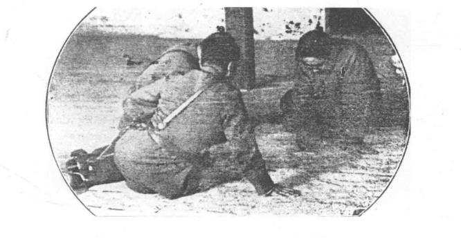 察哈尔民众抗日同盟军将领冯玉祥、吉鸿昌(背对者)、方振武(右一)在研究部署进攻多