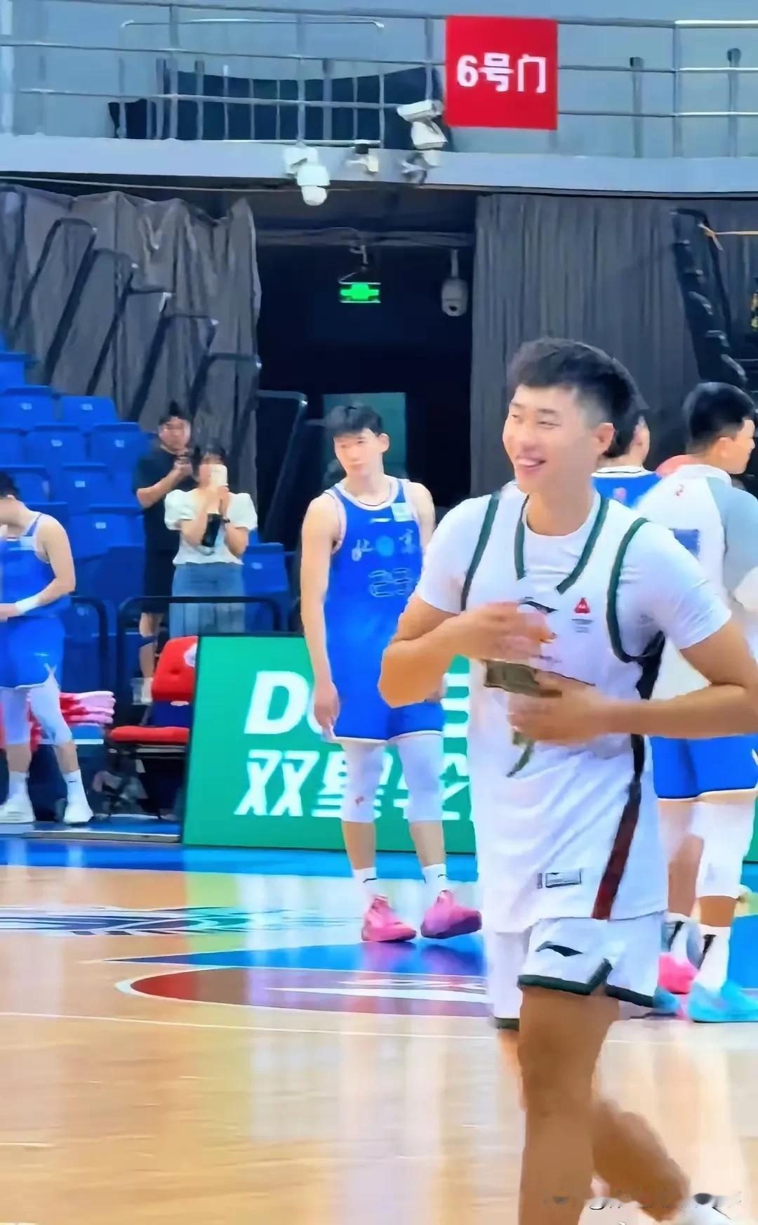 返回家乡打球的段睿骐看起来精神状态不错，赛前训练松弛有加，笑容满面。确实，一方面