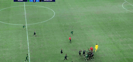 国安麦克阿瑟冲突柏杨红牌 下半场双方火药味十足，终场前还是爆发了冲突...柏杨吃