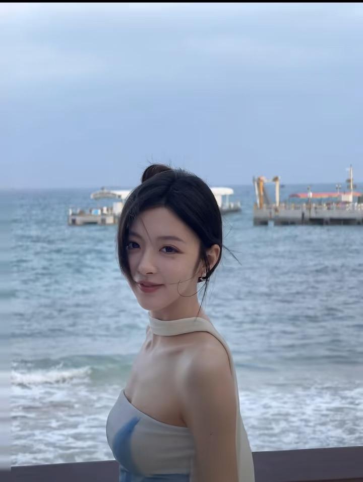柳柳为什么招人喜欢？
我觉得恰恰是因为她身上有一种在恋综里极其稀缺的东西：不带防
