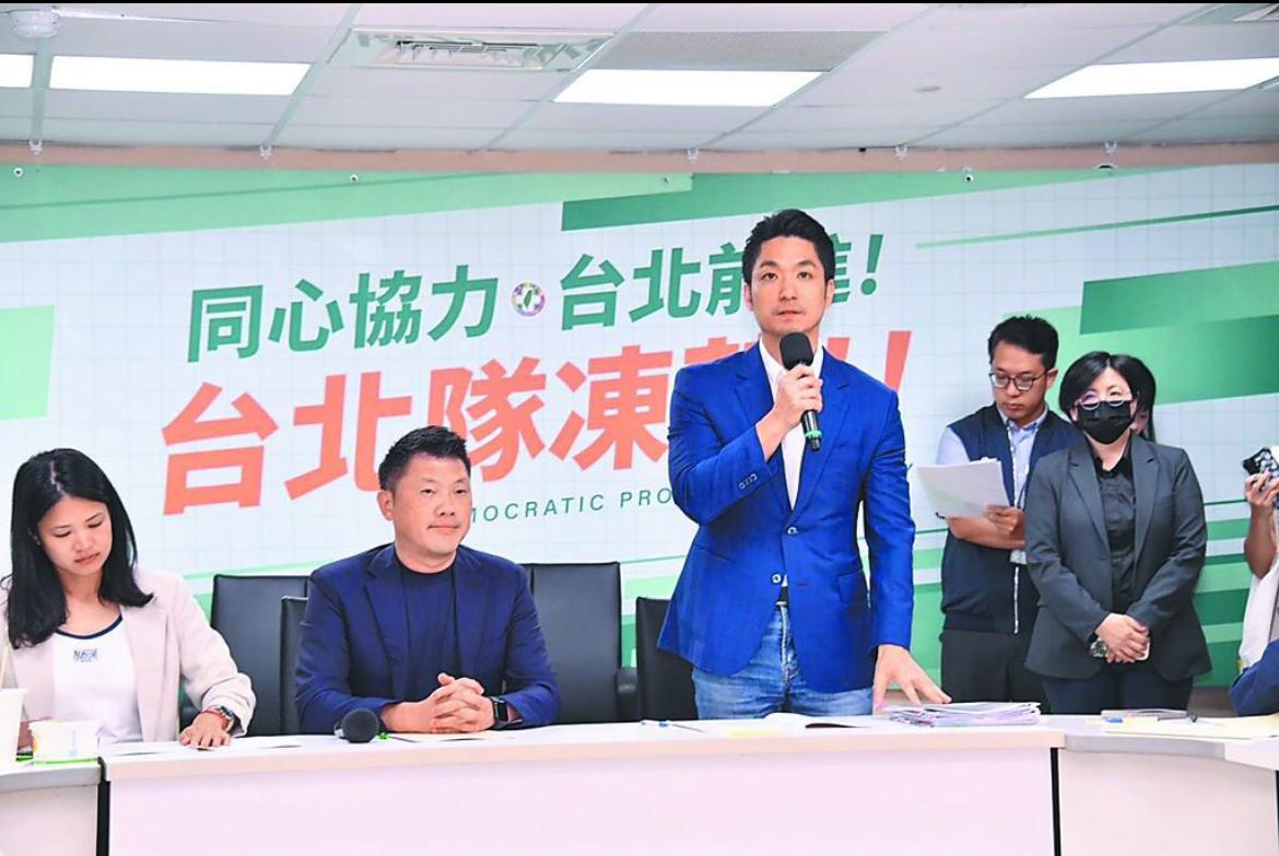 蒋万安自讨没趣，拜会民进党团遭请离场。
近日，蒋万安率市府团队拜会民进党团，刚做